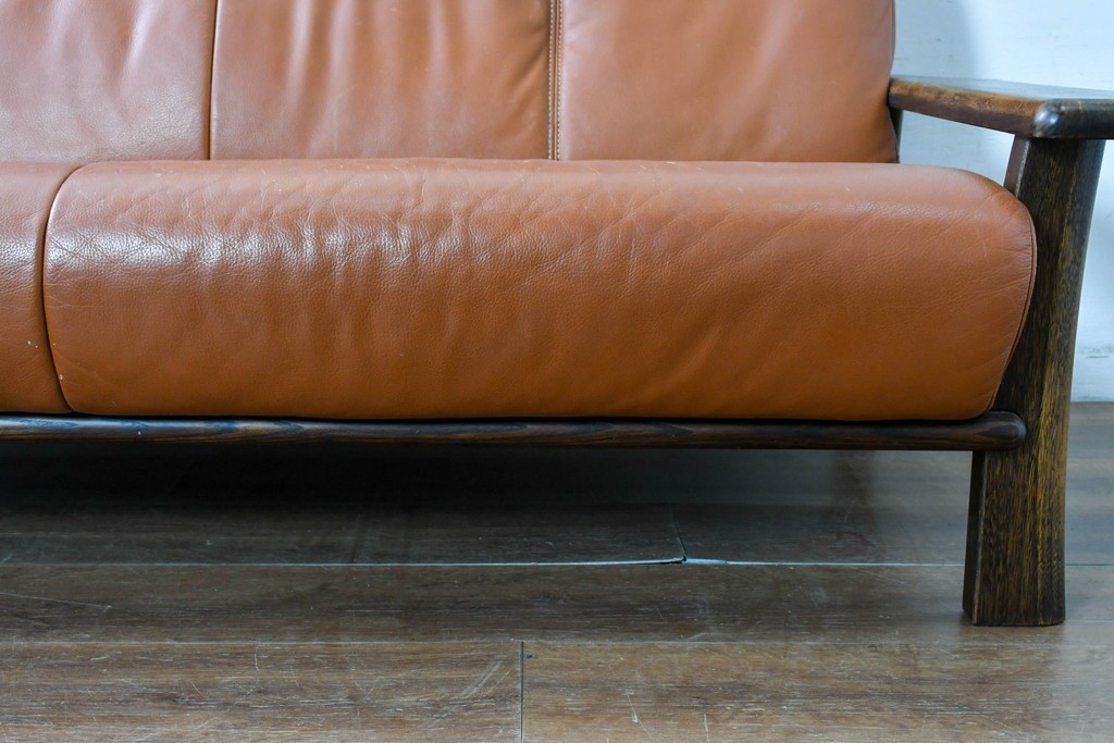 中古　国産職人手作り　アサヒ木工　本革(一部合皮)　木肘が印象的な2人掛けソファ　定価約24万円　(R-087253)