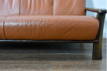 中古　国産職人手作り　アサヒ木工　本革(一部合皮)　木肘が印象的な2人掛けソファ　定価約24万円　(R-087253)