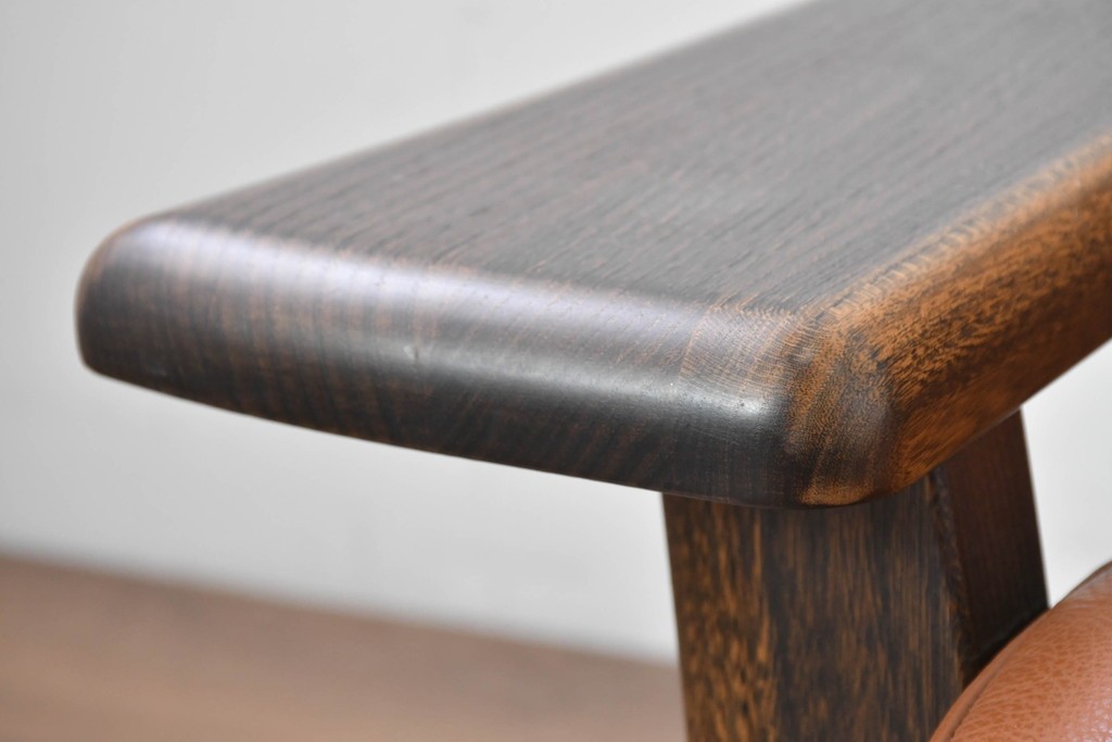 中古　国産職人手作り　アサヒ木工　本革(一部合皮)　木肘が印象的な2人掛けソファ　定価約24万円　(R-087253)