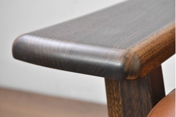 中古　国産職人手作り　アサヒ木工　本革(一部合皮)　木肘が印象的な2人掛けソファ　定価約24万円　(R-087253)