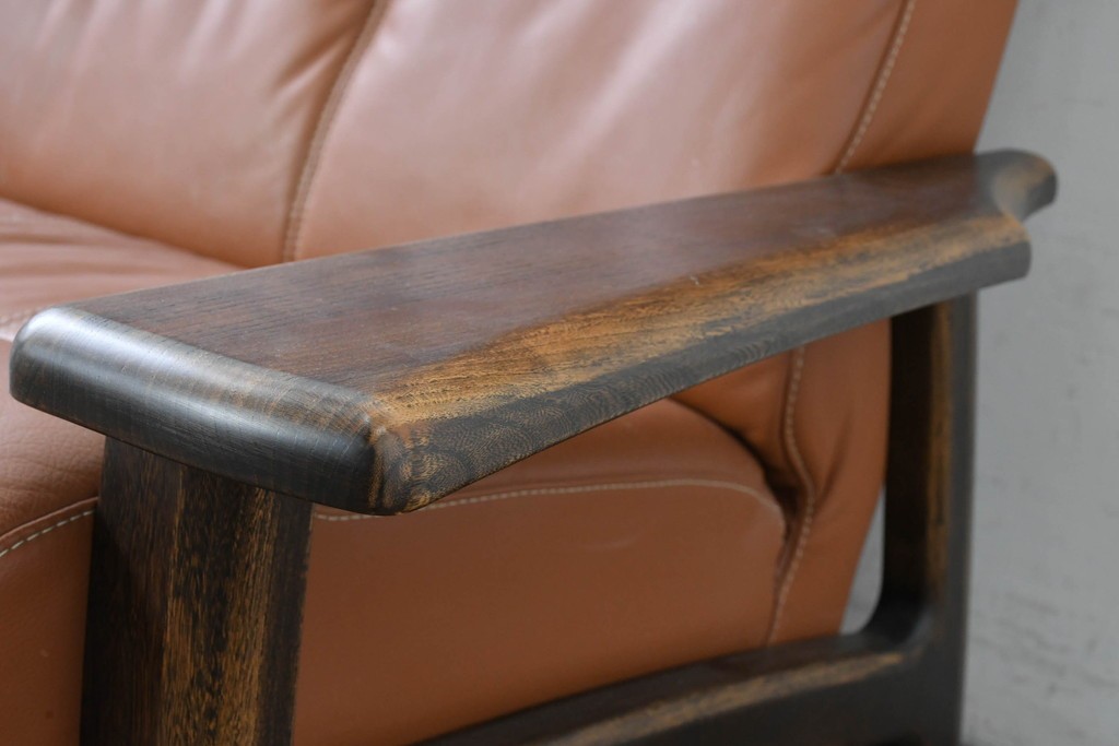 中古　国産職人手作り　アサヒ木工　本革(一部合皮)　木肘が印象的な2人掛けソファ　定価約24万円　(R-087253)