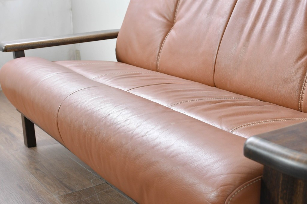 中古　国産職人手作り　アサヒ木工　本革(一部合皮)　木肘が印象的な2人掛けソファ　定価約24万円　(R-087253)