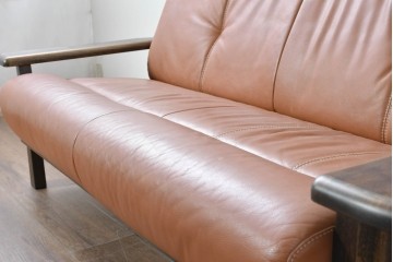中古　国産職人手作り　アサヒ木工　本革(一部合皮)　木肘が印象的な2人掛けソファ　定価約24万円　(R-087253)