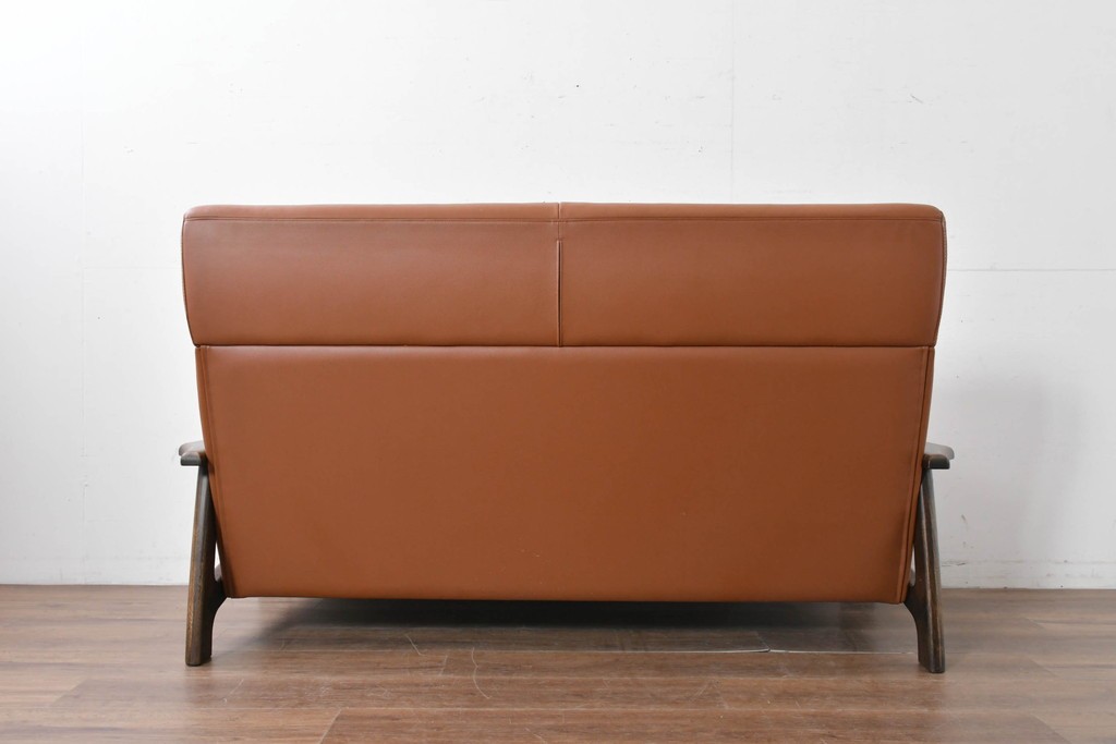 中古　国産職人手作り　アサヒ木工　本革(一部合皮)　木肘が印象的な2人掛けソファ　定価約24万円　(R-087253)