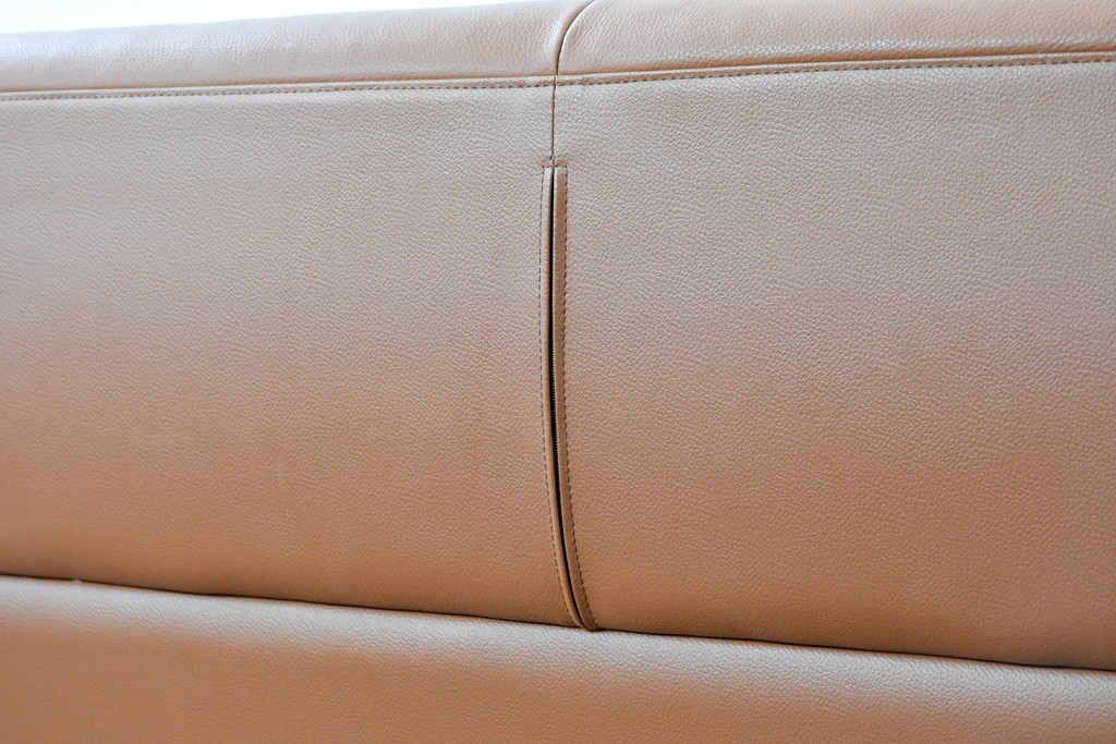 中古　国産職人手作り　アサヒ木工　本革(一部合皮)　木肘が印象的な2人掛けソファ　定価約24万円　(R-087253)