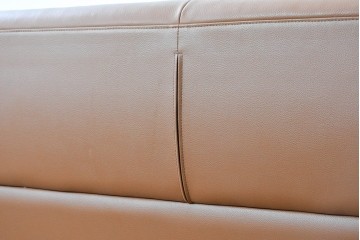 中古　国産職人手作り　アサヒ木工　本革(一部合皮)　木肘が印象的な2人掛けソファ　定価約24万円　(R-087253)