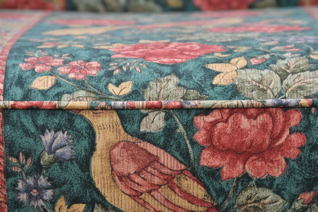 中古　カントリーハウス　Brugge(ブルージュ)　優雅な花鳥柄の一人掛けソファ　定価約19万円　(R-087255)