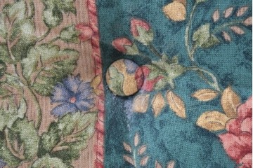 中古　カントリーハウス　Brugge(ブルージュ)　華やかな花鳥柄のラウンジチェア4脚　セット定価約41万円　(R-087256)