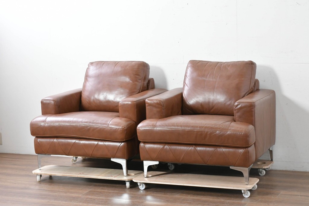 中古　美品　IDC大塚家具取り扱い　ゆったりくつろげる一人掛けレザーソファ2脚セット　(R-087257)