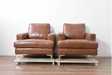 中古　美品　IDC大塚家具取り扱い　ゆったりくつろげる一人掛けレザーソファ2脚セット　(R-087257)