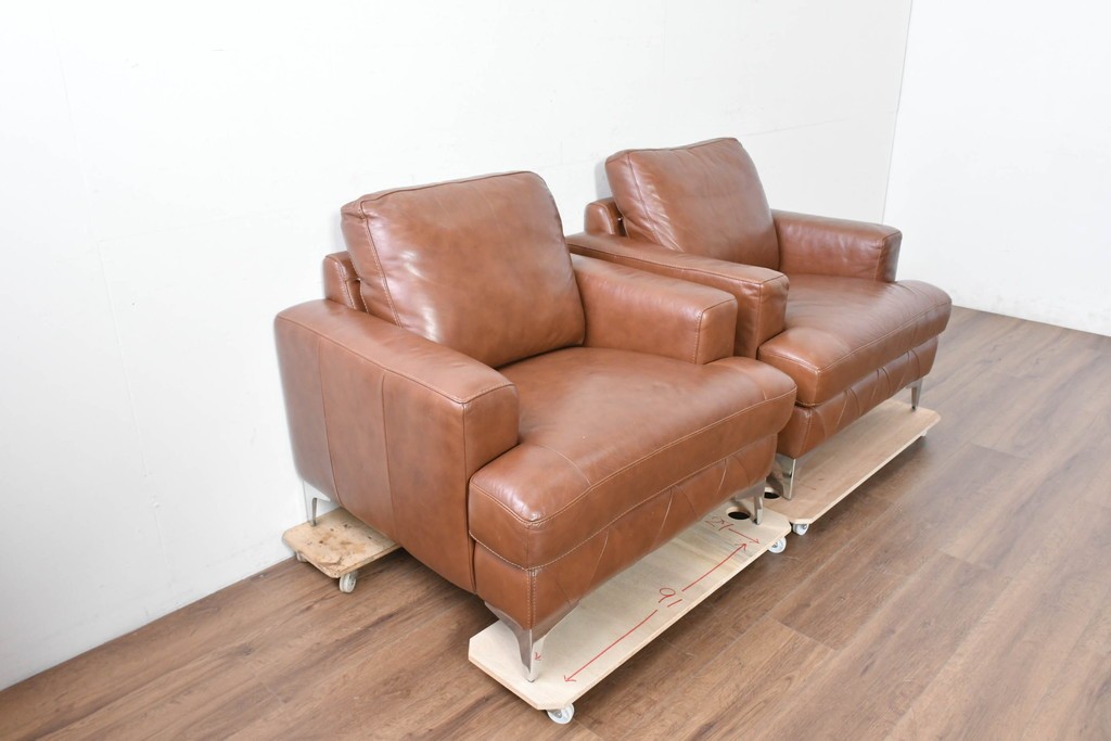 中古　美品　IDC大塚家具取り扱い　ゆったりくつろげる一人掛けレザーソファ2脚セット　(R-087257)