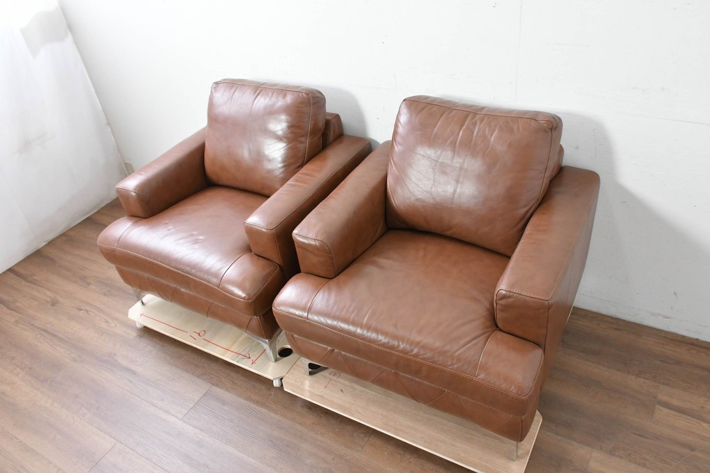 中古　美品　IDC大塚家具取り扱い　ゆったりくつろげる一人掛けレザーソファ2脚セット　(R-087257)
