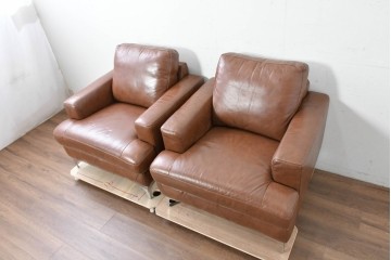 中古　美品　IDC大塚家具取り扱い　ゆったりくつろげる一人掛けレザーソファ2脚セット　(R-087257)
