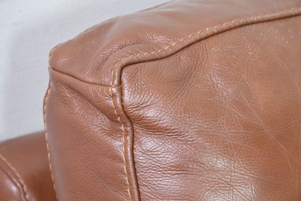 中古　美品　IDC大塚家具取り扱い　ゆったりくつろげる一人掛けレザーソファ2脚セット　(R-087257)