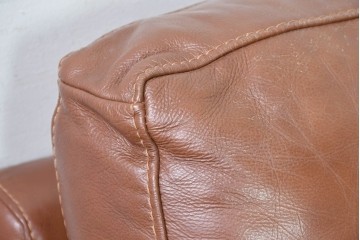 中古　美品　IDC大塚家具取り扱い　ゆったりくつろげる一人掛けレザーソファ2脚セット　(R-087257)