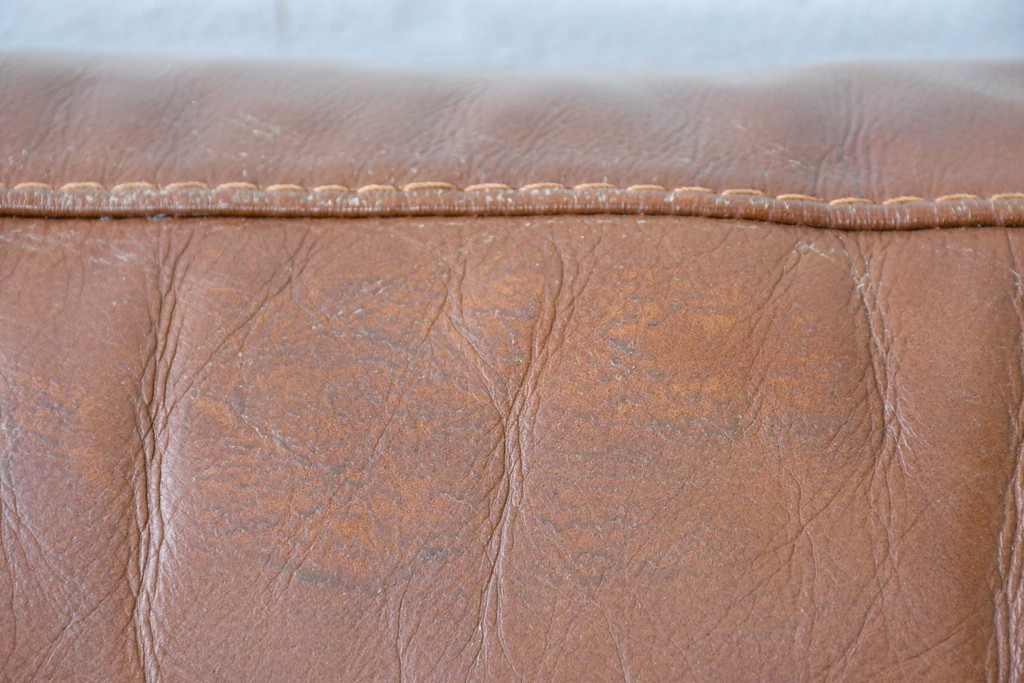 中古　美品　IDC大塚家具取り扱い　ゆったりくつろげる一人掛けレザーソファ2脚セット　(R-087257)