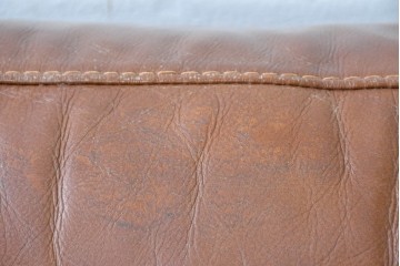 中古　美品　IDC大塚家具取り扱い　ゆったりくつろげる一人掛けレザーソファ2脚セット　(R-087257)