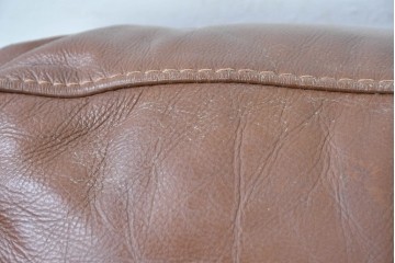 中古　美品　IDC大塚家具取り扱い　ゆったりくつろげる一人掛けレザーソファ2脚セット　(R-087257)