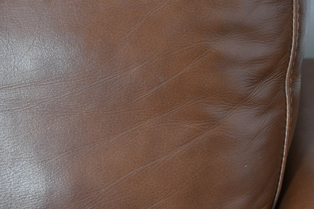 中古　美品　IDC大塚家具取り扱い　ゆったりくつろげる一人掛けレザーソファ2脚セット　(R-087257)