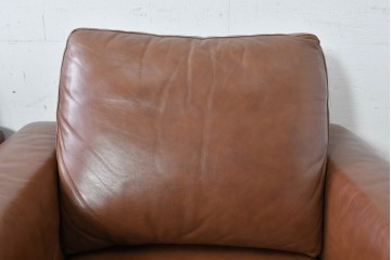 中古　美品　IDC大塚家具取り扱い　ゆったりくつろげる一人掛けレザーソファ2脚セット　(R-087257)