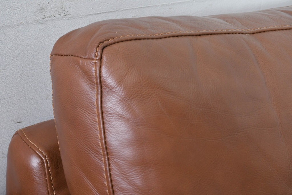 中古　美品　IDC大塚家具取り扱い　ゆったりくつろげる一人掛けレザーソファ2脚セット　(R-087257)