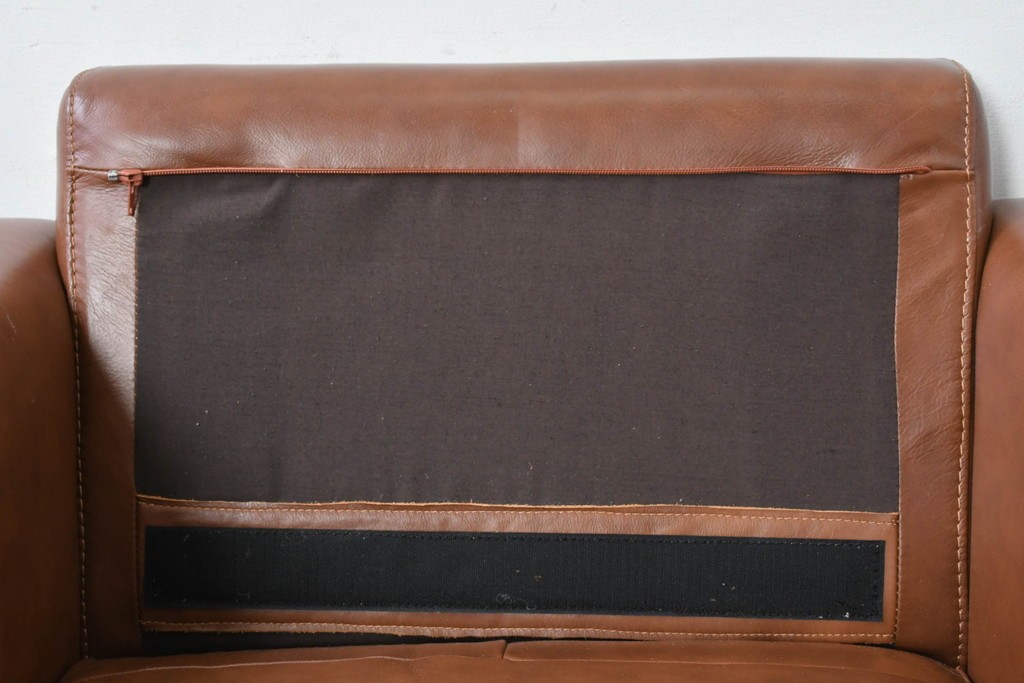 中古　美品　IDC大塚家具取り扱い　ゆったりくつろげる一人掛けレザーソファ2脚セット　(R-087257)