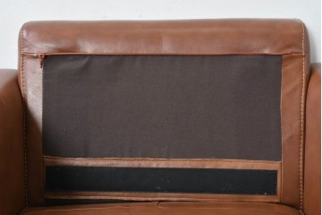 中古　美品　IDC大塚家具取り扱い　ゆったりくつろげる一人掛けレザーソファ2脚セット　(R-087257)