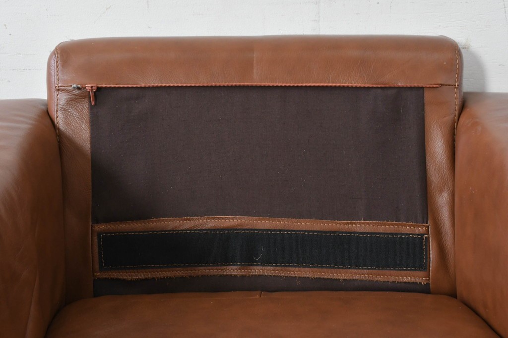 中古　美品　IDC大塚家具取り扱い　ゆったりくつろげる一人掛けレザーソファ2脚セット　(R-087257)