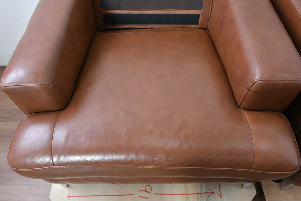 中古　美品　IDC大塚家具取り扱い　ゆったりくつろげる一人掛けレザーソファ2脚セット　(R-087257)