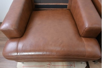 中古　美品　IDC大塚家具取り扱い　ゆったりくつろげる一人掛けレザーソファ2脚セット　(R-087257)