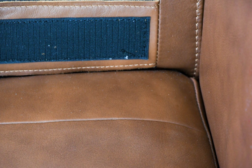 中古　美品　IDC大塚家具取り扱い　ゆったりくつろげる一人掛けレザーソファ2脚セット　(R-087257)