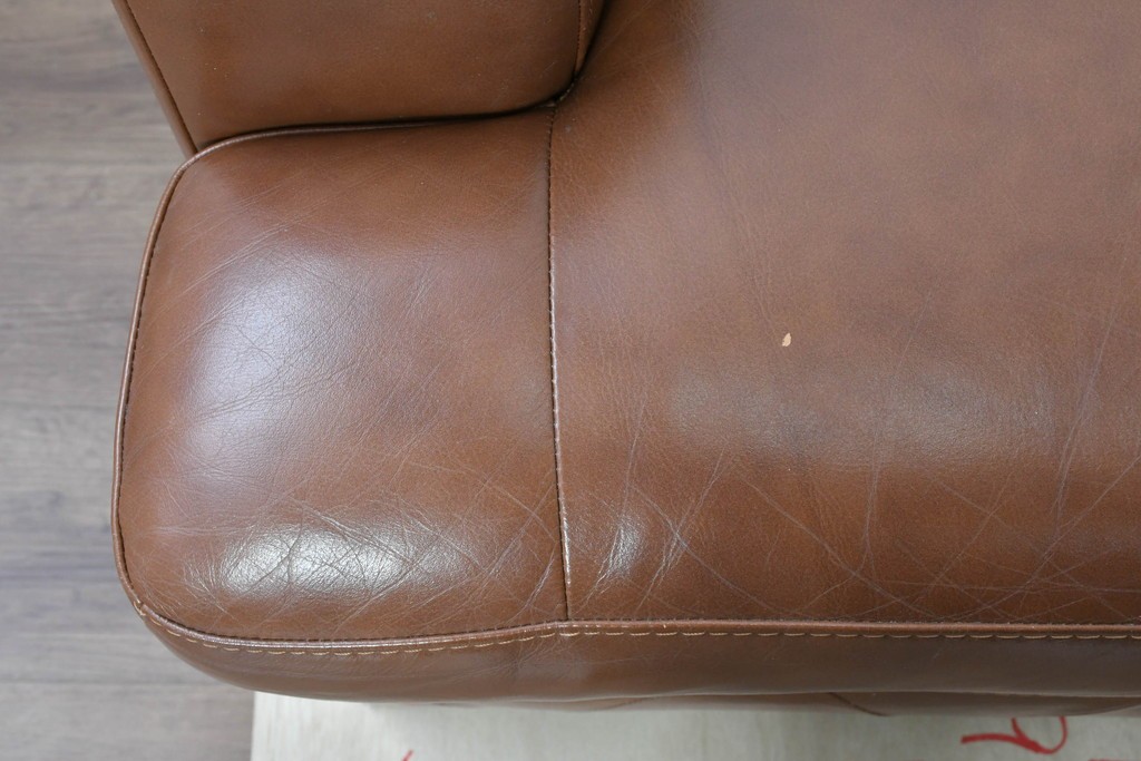 中古　美品　IDC大塚家具取り扱い　ゆったりくつろげる一人掛けレザーソファ2脚セット　(R-087257)