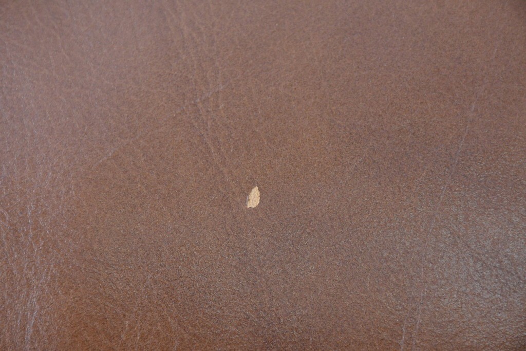 中古　美品　IDC大塚家具取り扱い　ゆったりくつろげる一人掛けレザーソファ2脚セット　(R-087257)