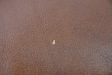 中古　美品　IDC大塚家具取り扱い　ゆったりくつろげる一人掛けレザーソファ2脚セット　(R-087257)