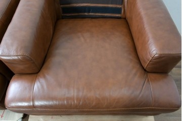 中古　美品　IDC大塚家具取り扱い　ゆったりくつろげる一人掛けレザーソファ2脚セット　(R-087257)