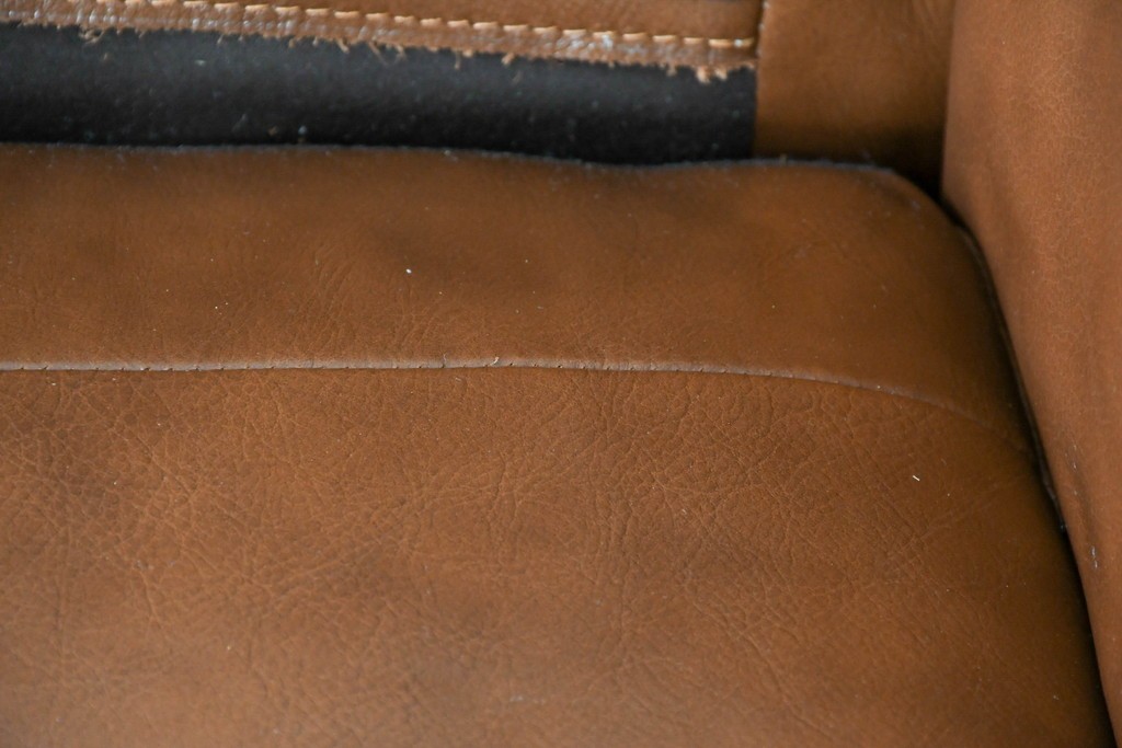 中古　美品　IDC大塚家具取り扱い　ゆったりくつろげる一人掛けレザーソファ2脚セット　(R-087257)