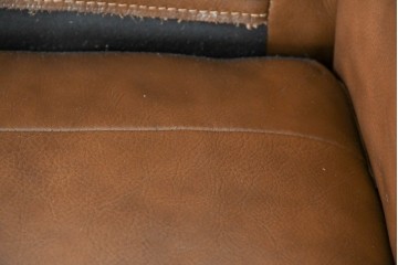 中古　美品　IDC大塚家具取り扱い　ゆったりくつろげる一人掛けレザーソファ2脚セット　(R-087257)