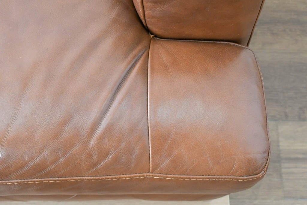 中古　美品　IDC大塚家具取り扱い　ゆったりくつろげる一人掛けレザーソファ2脚セット　(R-087257)