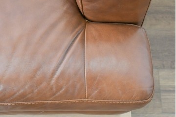 中古　美品　IDC大塚家具取り扱い　ゆったりくつろげる一人掛けレザーソファ2脚セット　(R-087257)