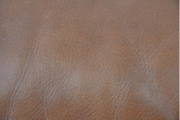 中古　美品　IDC大塚家具取り扱い　ゆったりくつろげる一人掛けレザーソファ2脚セット　(R-087257)