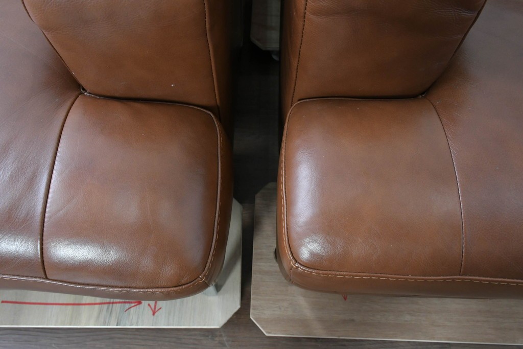 中古　美品　IDC大塚家具取り扱い　ゆったりくつろげる一人掛けレザーソファ2脚セット　(R-087257)