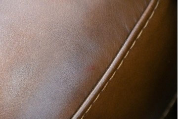 中古　美品　IDC大塚家具取り扱い　ゆったりくつろげる一人掛けレザーソファ2脚セット　(R-087257)