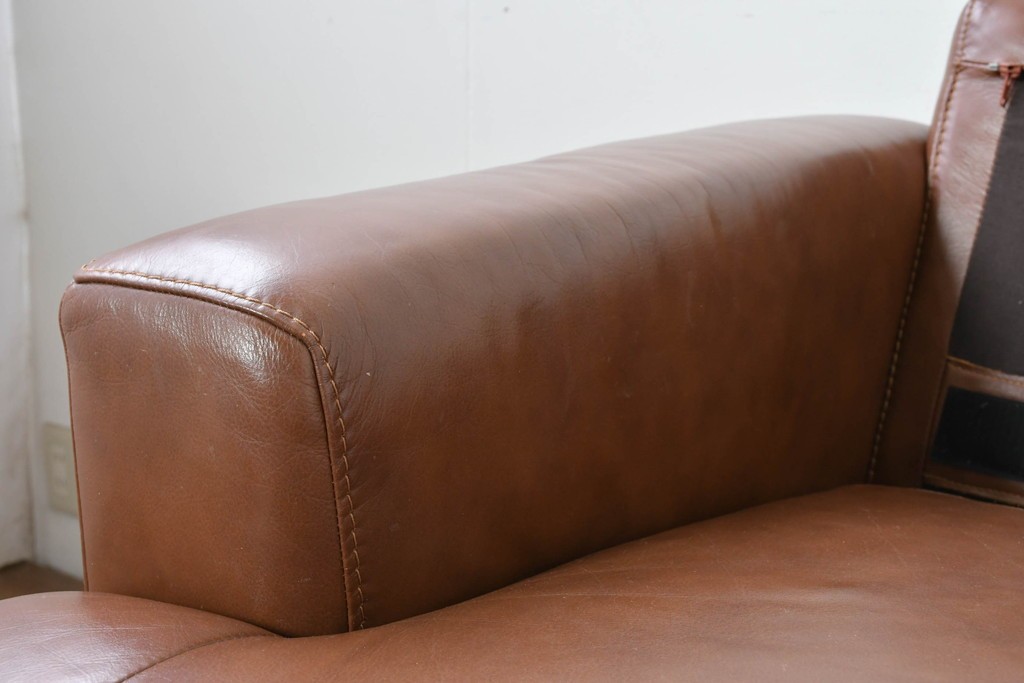 中古　美品　IDC大塚家具取り扱い　ゆったりくつろげる一人掛けレザーソファ2脚セット　(R-087257)