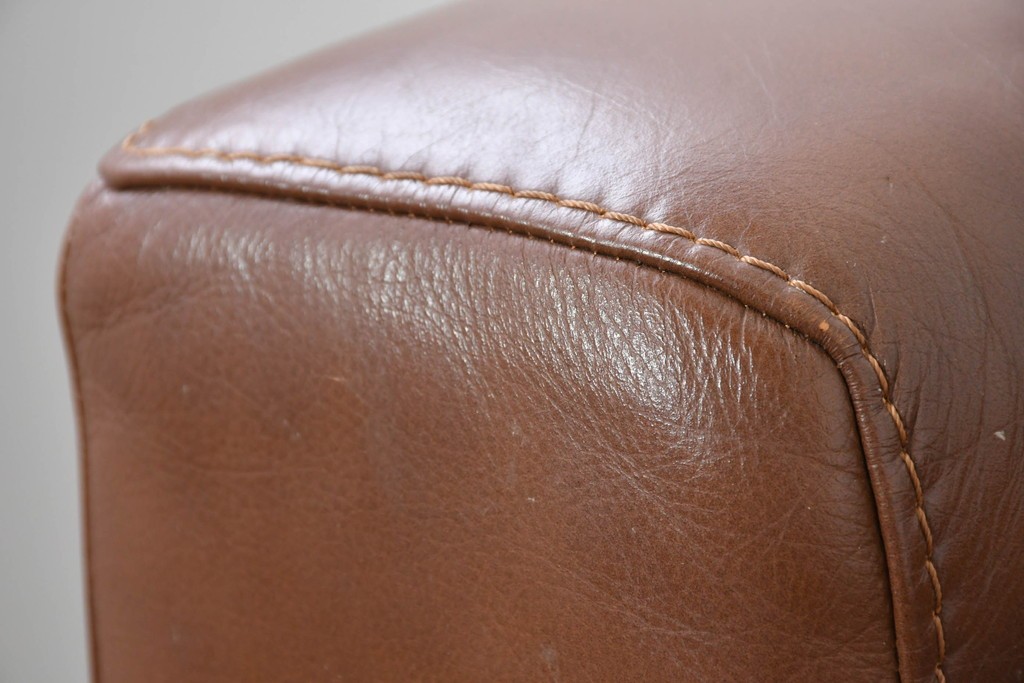 中古　美品　IDC大塚家具取り扱い　ゆったりくつろげる一人掛けレザーソファ2脚セット　(R-087257)