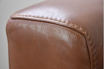 中古　美品　IDC大塚家具取り扱い　ゆったりくつろげる一人掛けレザーソファ2脚セット　(R-087257)