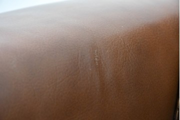 中古　美品　IDC大塚家具取り扱い　ゆったりくつろげる一人掛けレザーソファ2脚セット　(R-087257)