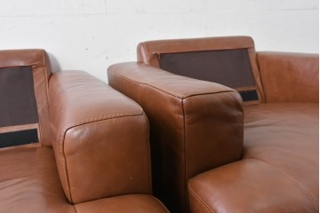 中古　美品　IDC大塚家具取り扱い　ゆったりくつろげる一人掛けレザーソファ2脚セット　(R-087257)