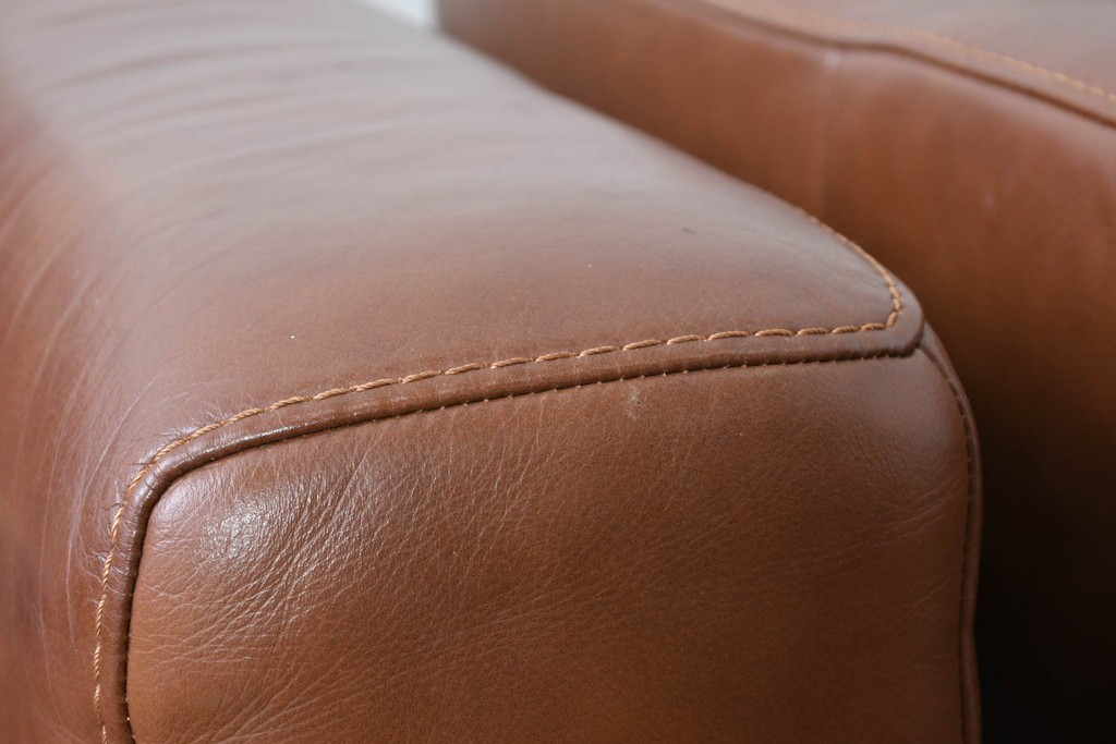 中古　美品　IDC大塚家具取り扱い　ゆったりくつろげる一人掛けレザーソファ2脚セット　(R-087257)