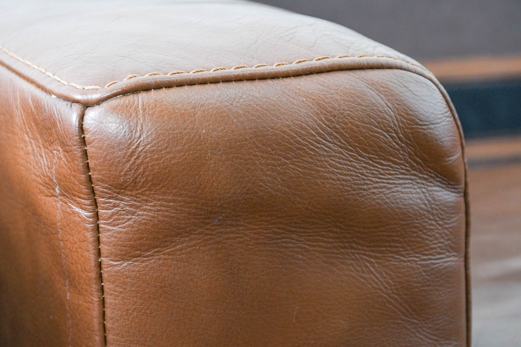 中古　美品　IDC大塚家具取り扱い　ゆったりくつろげる一人掛けレザーソファ2脚セット　(R-087257)