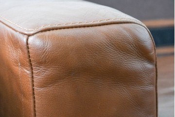 中古　美品　IDC大塚家具取り扱い　ゆったりくつろげる一人掛けレザーソファ2脚セット　(R-087257)